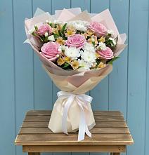 Букет цветов из:  Гвоздики, Орхидеи и Розы #REPLACE_PRED# Богане