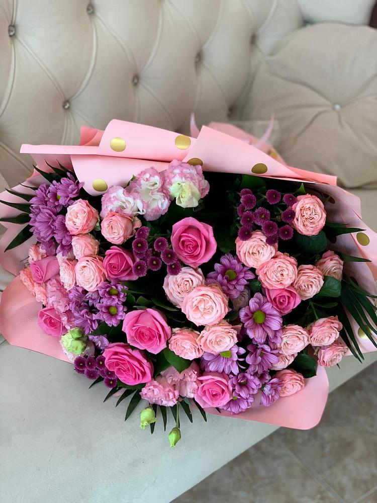 Букет цветов из: Хризантемы, Розы и Лизиантусы в Богане