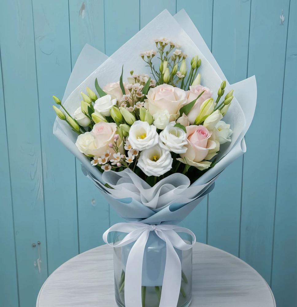 Букет цветов из: Розы и Лизиантусы в Богане