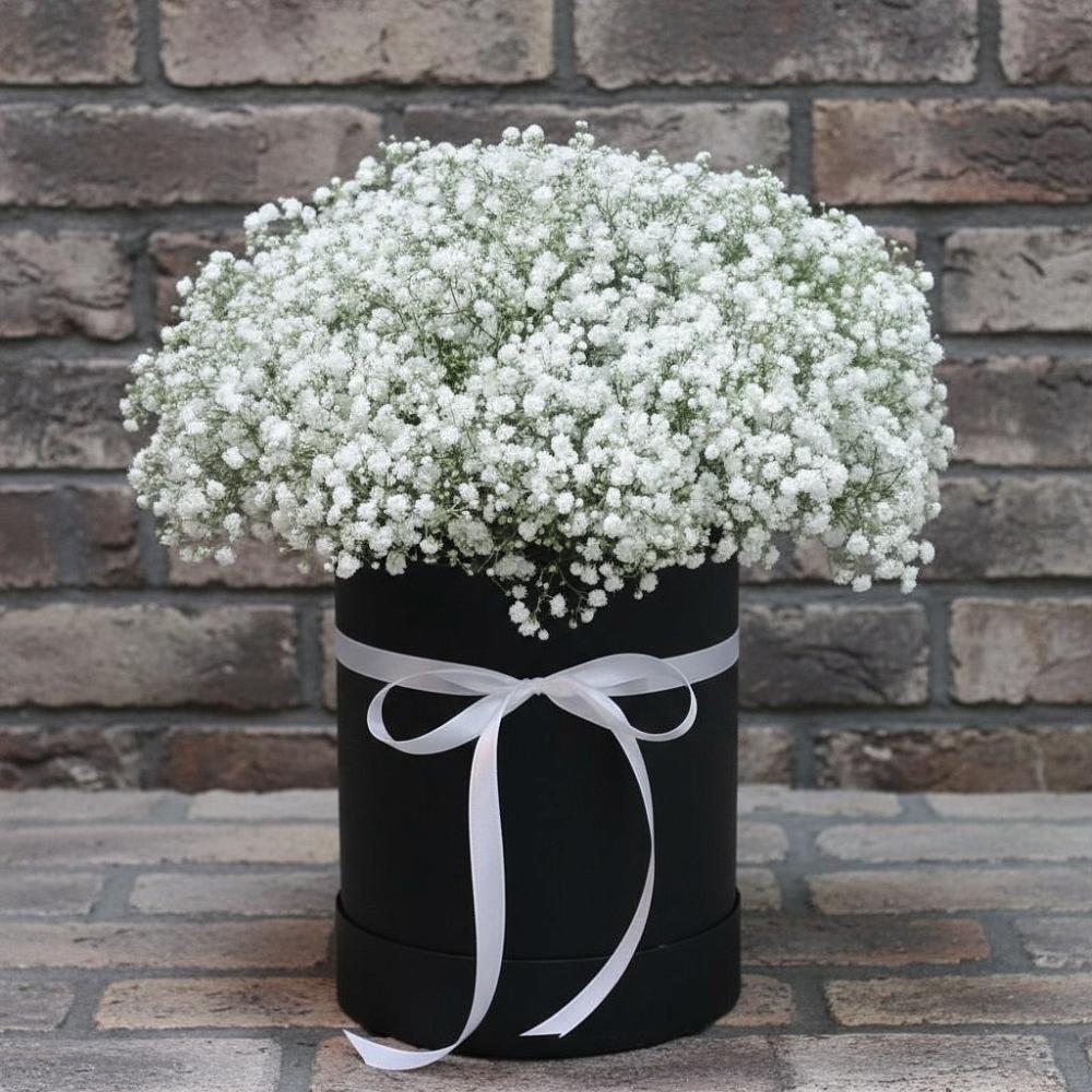 Цветочная композиция из Гипсофила в шляпной коробке в Богане