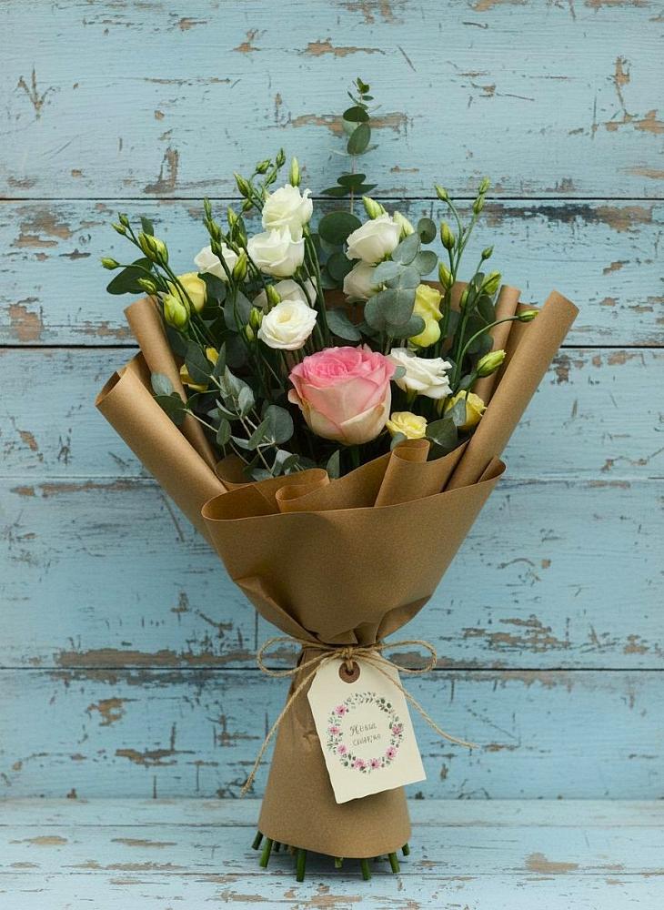 Букет цветов из: Розы и Лизиантусы в Богане