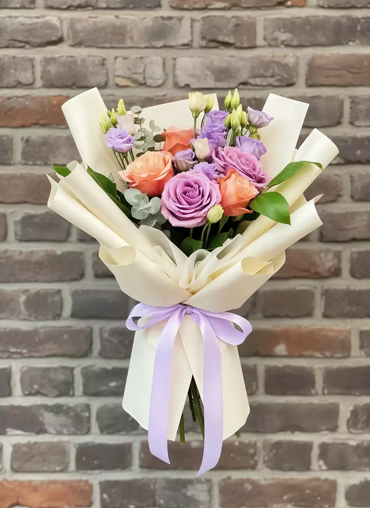 Букет цветов из: Лизиантусы и Розы в Богане