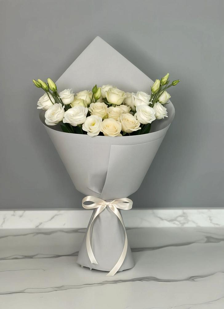 Букет цветов из: Розы и Лизиантусы в Богане