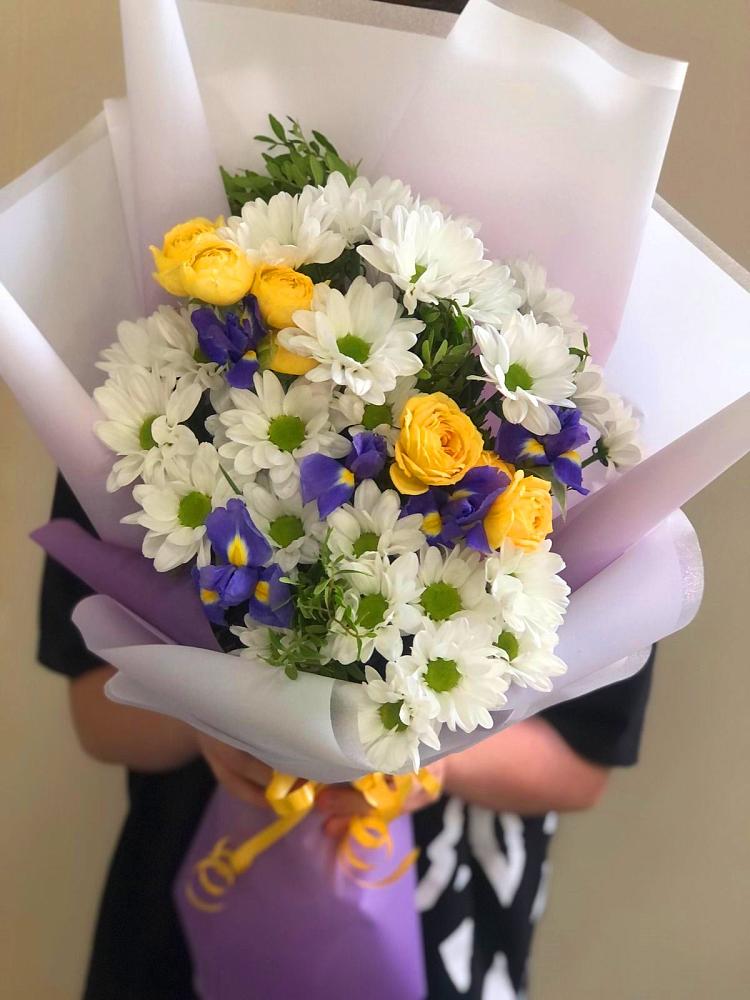 Букет цветов из: Ирисы, Хризантемы и Розы в Богане