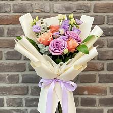 Букет цветов из:  Лизиантусы и Розы в Богане