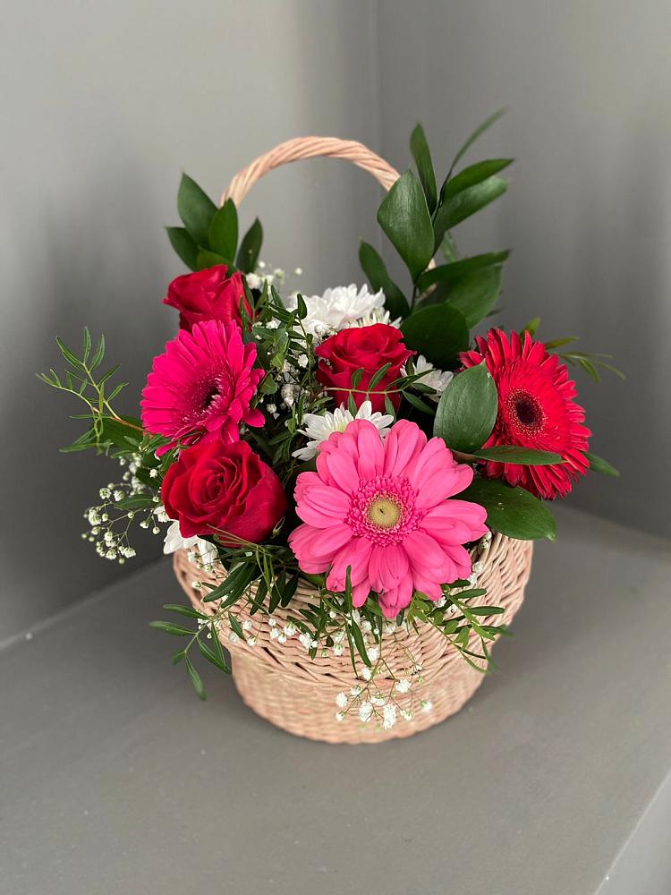Цветочная композиция из Розы, Хризантемы и Герберы в корзине в Богане