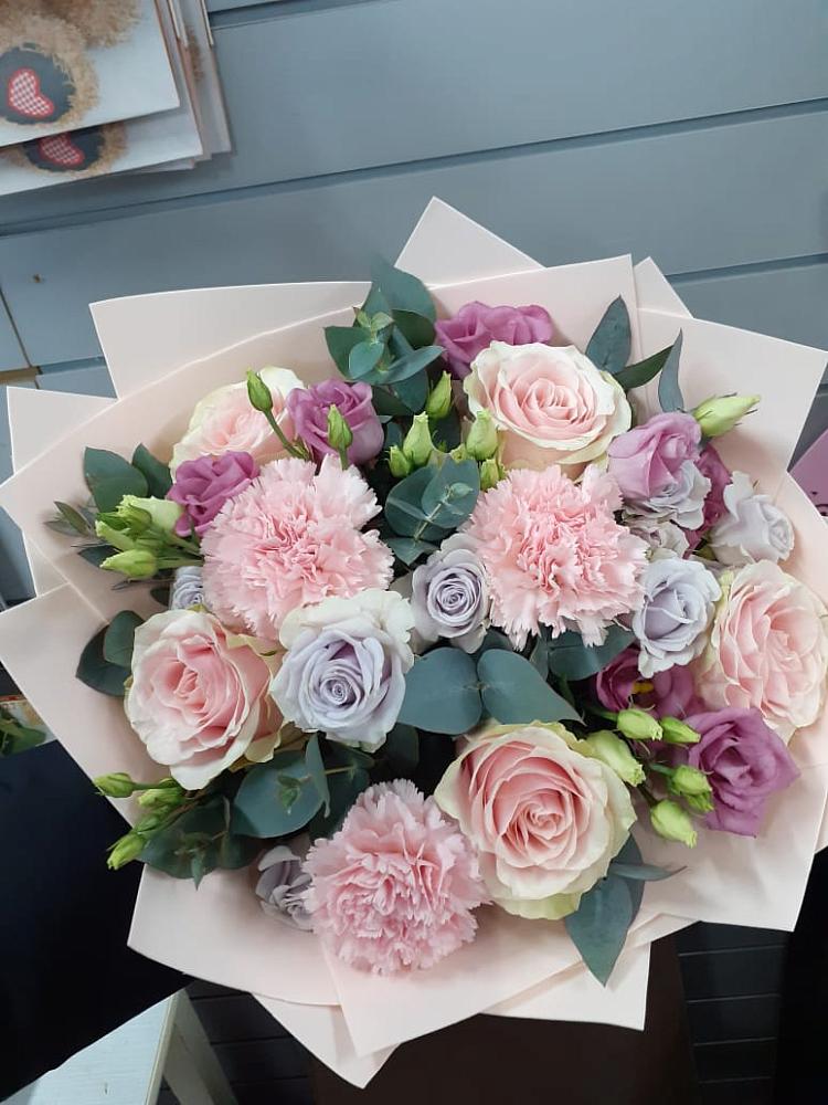 Букет цветов из: Розы, Гвоздики и Лизиантусы в Богане